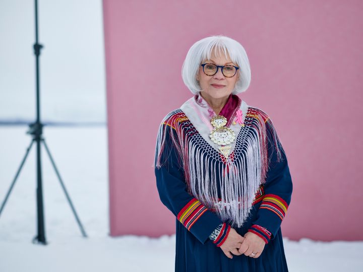 Britta Marakatt-Labba designar rosa bandet 2024
