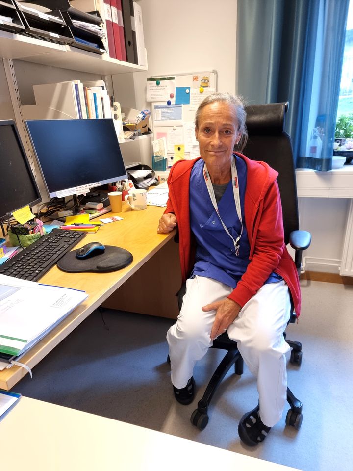 Barbro Linderholm, forskare vid Göteborgs universitet, tilldelas 12 miljoner kronor från Cancerfonden för att undersöka om tillägg av målinriktad strålbehandling kan förbättra prognosen för bröstcancerpatienter med en begränsad spridning av sjukdomen.