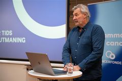 Per Carlén, cancerdrabbad handbollslegend och ambassadör för Cancerfonden, delar sina erfarenheter vid Cancerfondens pressträff. Foto: Albin Håkansson, Cancerfonden.