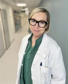 Sandra Lindstedt får stöd av Cancerfonden. Hon som utvecklar en ny metod för att upptäcka lungcancer genom att analysera partiklar i utandningsluften