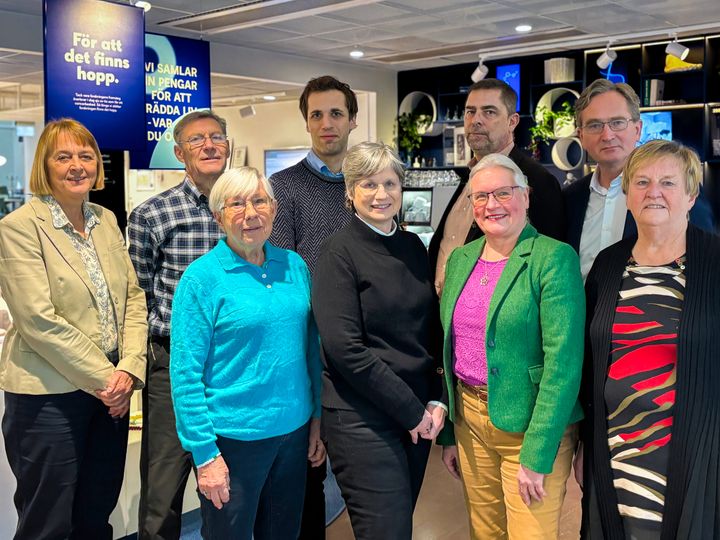 Medlemmarna i granskningskommittén. Bakre raden från vänster Liselotte Schäfer Elinder, Peter Allebeck, Alexander Höglund, Anders Printz (ordf.), Joakim Dillner. Främre raden från vänster Margareta Haag, Charlotta Dabrosin, Gunvor G Ericson, Gunilla Gunnarson. Foto: Sanna Percivall