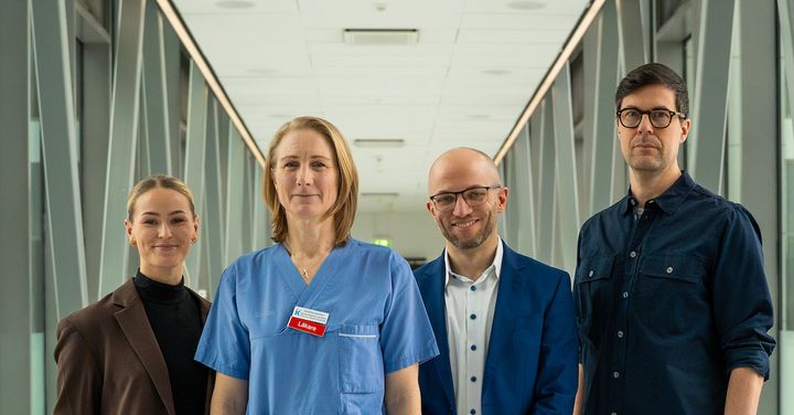 Medlemmar i projektgruppen bakom Cancerfondens nya pilotsatsning tillsammans med Karolinska Universitetssjukhuset. Från vänster: Louise Christiansson Ljungren, KS, Kristina Sonnevi KS, Andreas Hörnell, KS och Johan Gómez de la Torre, Cancerfonden. Foto: Albin Håkansson Cancerfonden