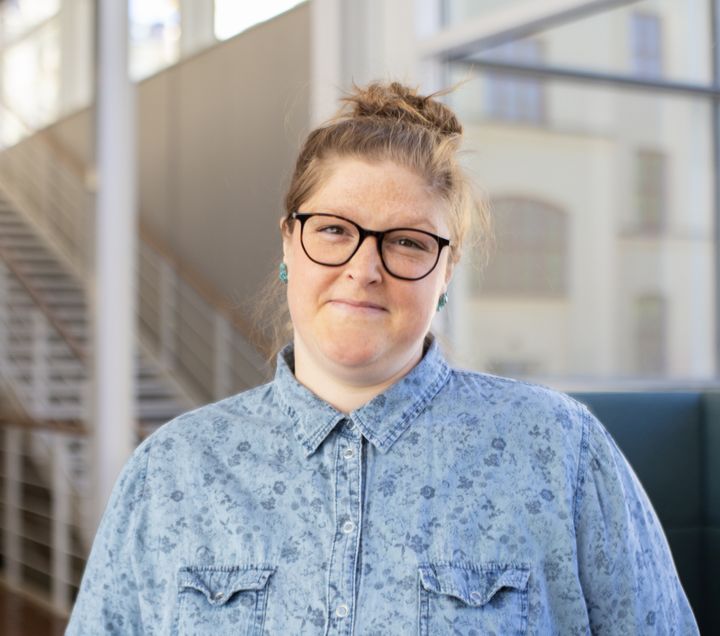 Emelie Mälstam, arbetsterapeut och forskare vid Högskolan i Gävle, får finansiering för sin forskartjänst inom vårdvetenskaplig forskning.