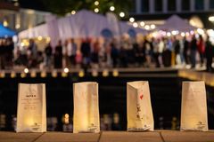 Under kvällen tänds ljuspåsar som deltagarna fått dekorera till minne av dem vi saknar