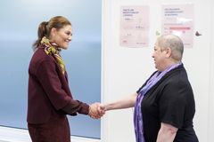 Kronprinsessan träffar Susan Haghighi som drabbades av bröstcancer