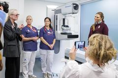 Under besöket träffade Kronprinsessan Victoria personal på mammografienheten på SÖS