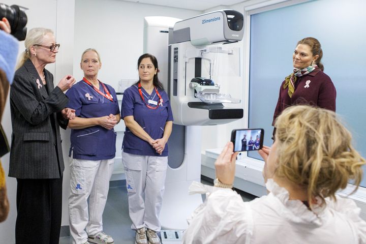 Under besöket träffade Kronprinsessan Victoria personal på mammografienheten på SÖS
