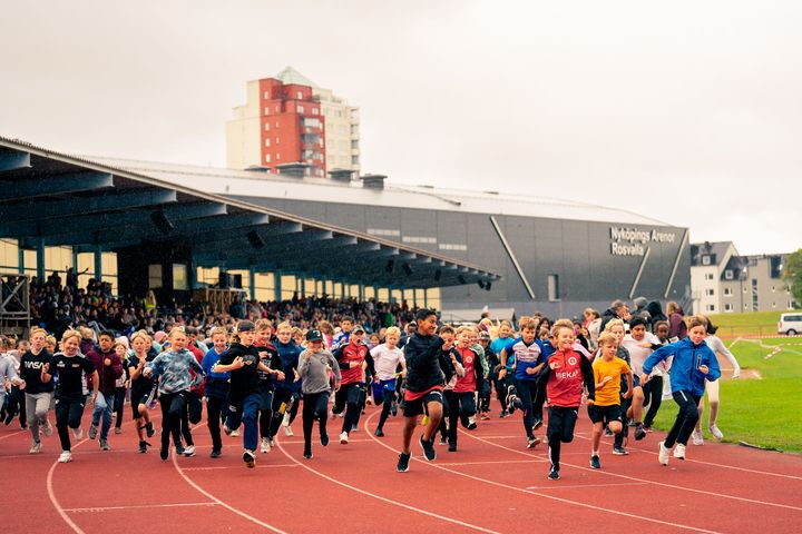 Nyköpings skol-IF tillsammans med Södermanlands distrikt annordnade år 2022 Skoljoggen på Rosvalla. Foto: Mamad Hormatipour