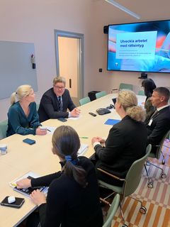 Jämställdhetsminister Paulina Brandberg och justitieminister Gunnar Strömmer vid redovisningen av RMV:s regeringsuppdrag om rättsintyg. Foto: Regeringskansliet