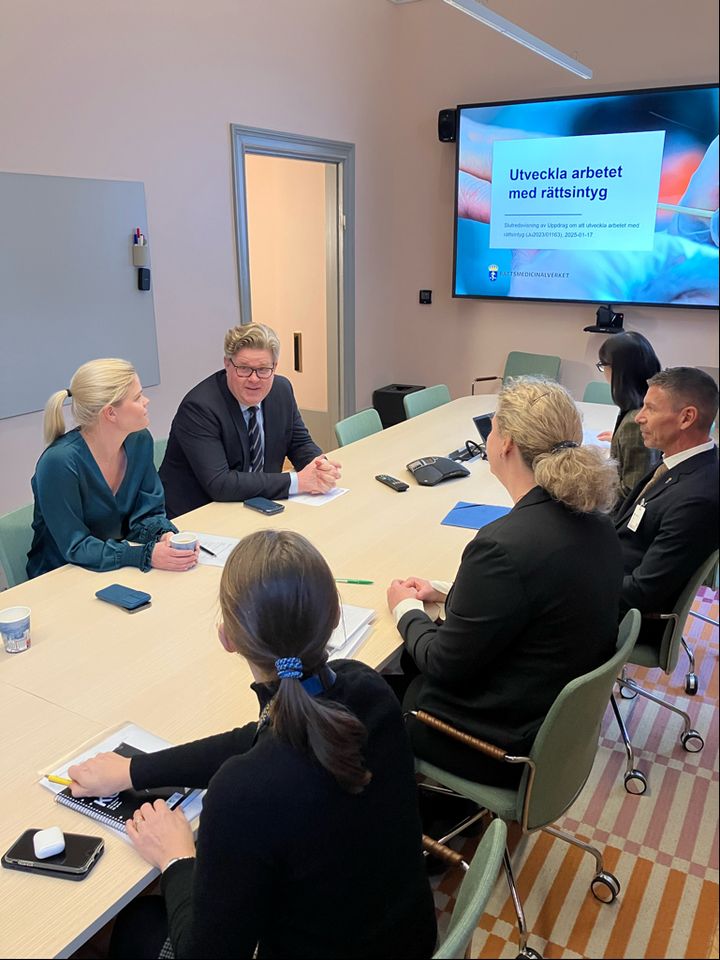 Jämställdhetsminister Paulina Brandberg och justitieminister Gunnar Strömmer vid redovisningen av RMV:s regeringsuppdrag om rättsintyg. Foto: Regeringskansliet