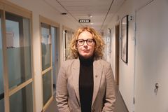 Bild på en person som står i en korridor.