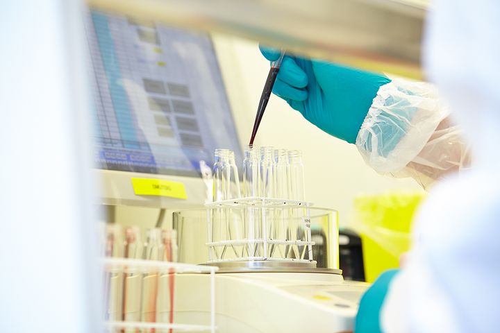 Laboratoriearbete med provrör och pipett.