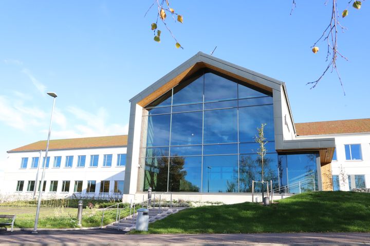 Bild på Rättsmedicinalverkets nya rättspsykiatriska utredningsenhet i Göteborg, en modern byggnad med stora glaspartier och ett sluttande tak.