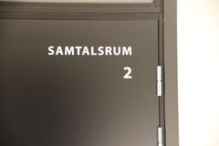 Dörr med texten "Samtalsrum 2".