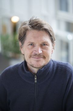 Man i mörk fleecetröja och kort ljusbrunt hår.