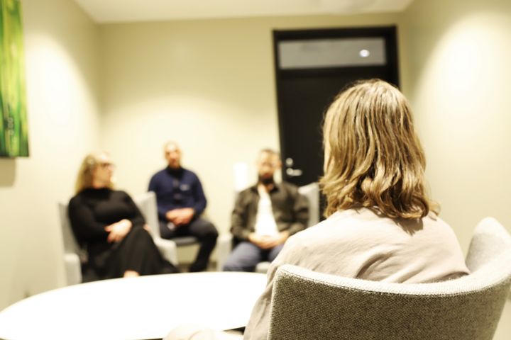 En grupp människor sitter i ett mötesrum.