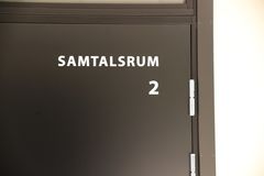 Dörr med texten "Samtalsrum 2".