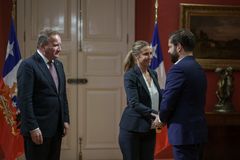 Chiles president, Gabriel Boric, tog emot Caroline Edelstam, ordförande i Edelstam Foundation tillsammans med styrelseledamoten Stefan Löfven i la Moneda palatset, Santiago de Chile
