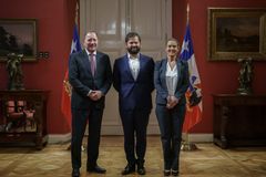 Chiles president, Gabriel Boric, tog emot Caroline Edelstam, ordförande i Edelstam Foundation tillsammans med styrelseledamoten Stefan Löfven i la Moneda palatset, Santiago de Chile