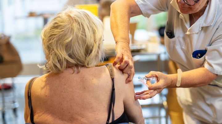 En person får en vaccinationsspruta i armen.