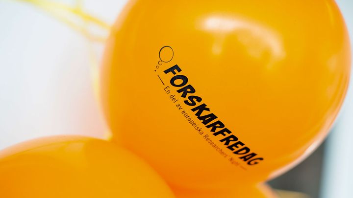 Orange ballong med texten Forskarfredag.