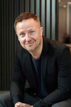 Porträttbild av man i svart kavaj.