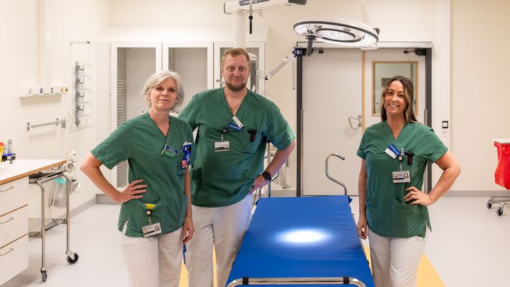 Två kvinnor och en man i sjukvårdskläder står i ett akutrum på Höglandssjukhuset i Eksjö.