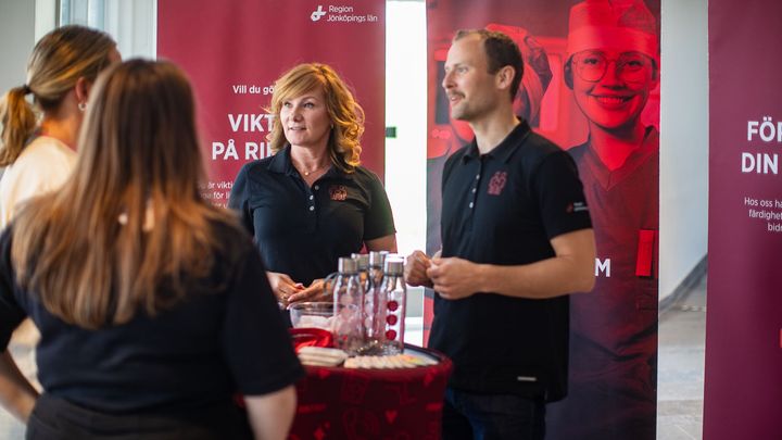 Flera personer står och pratar.