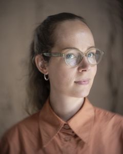 Porträttbild av en kvinna i glasögon.