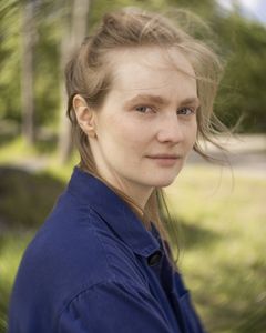 Porträttbild av en kvinna utomhus.