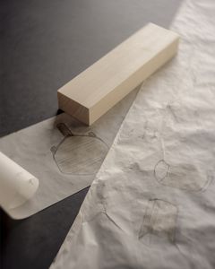 En träkloss på ett golv.