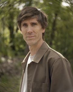 Porträttbild av en man som står utomhus.