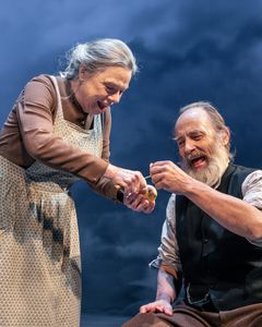 Åsa Arhammar och Samuel Fröler i Änkeman Jarl på en scen på Kulturhuset Spira.