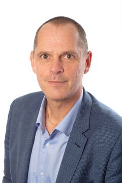 Bild på Boverkets generaldirektör Anders Sjelvgren. Han har en blå skjorta och en blå kavaj.