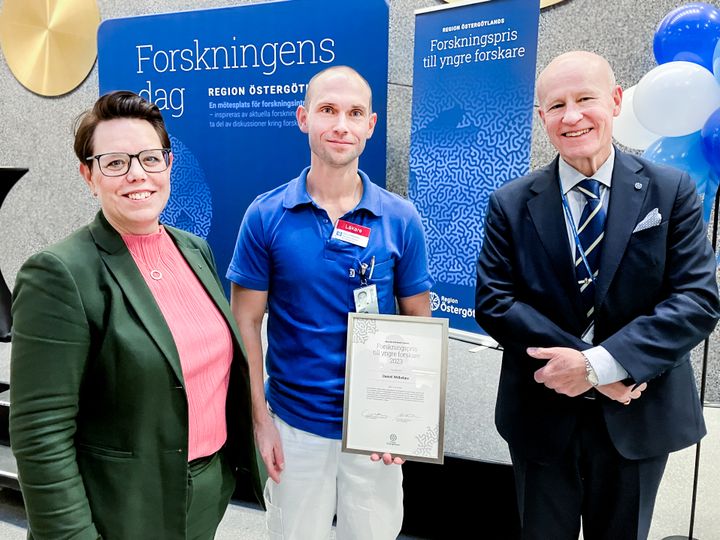 Pristagaren Daniel Wilhelms (mitten) tillsammans med regionstyrelsens ordförande Marie Morell och forskningsdirektören Mats Ulfendahl.