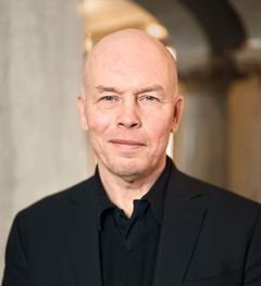 Fredrik är ekonomie doktor i nationalekonomi från Handelshögskolan i Stockholm och rådgivare inom samhällsutveckling.