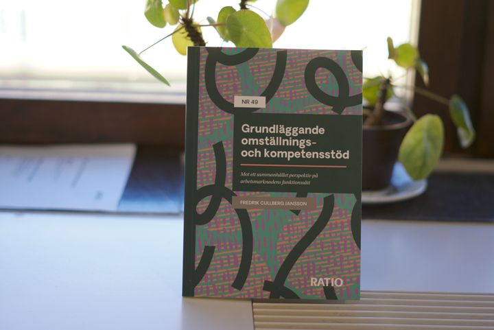 Bild på rapporten Grundläggande omställnings- och kompetensstöd av Fredrik Cullberg Jansson.