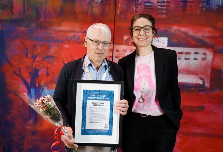 På bilden Kristian Kristensen (Billesholm Folkets Park) och Nina Andersson (vd, Folkets Hus och Parker)