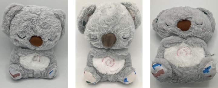 Tre mjukisdjur föreställande koalor visas på bilden. De ser precis likadana ut.