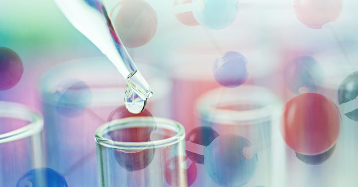 Ovandelen av provrör. En pipett som det droppar en färglös vätska från