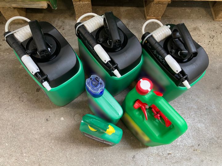 När Kemikalieinspektionen granskade försäljningen av bekämpningsmedel hos 35 e-handlare, upptäcktes 140 olagliga produkter.