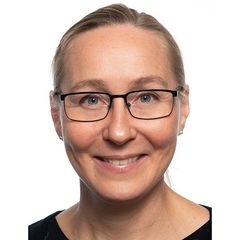 En närbild på Sofia Walles som är inspektör på Kemikalieinspektionen. Hon har glasögon och uppsatt hår.