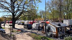 En bild där stånd, tält och skåpbilar syns uppställda på marknadsplatsen i Oxelösund