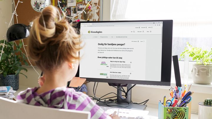 Vart tolfte barn i Sverige växer upp i en familj med skulder hos Kronofogden.