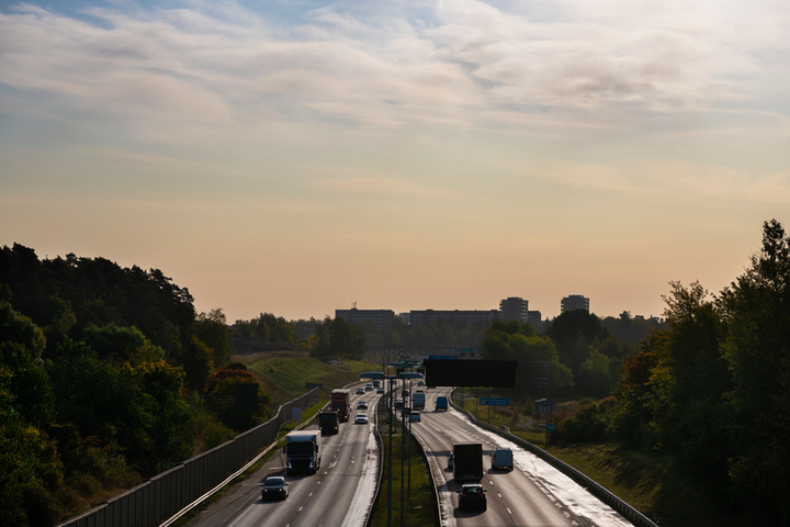 Bilden visar en motorväg med trafik en sommardag