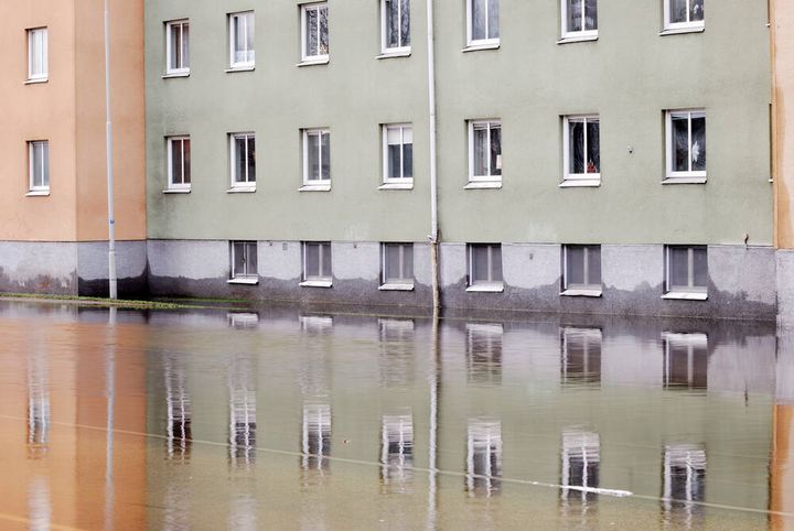 Bilder på översvämning vid bostadshus