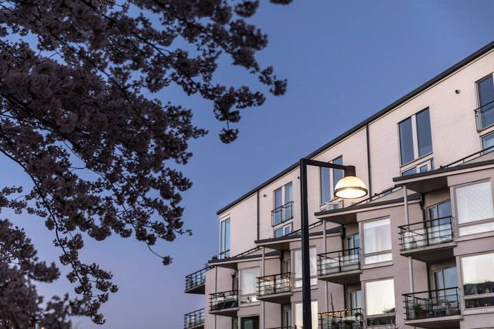 Efter en tid på tomgång börjar bostadsmarknaden växla upp igen.