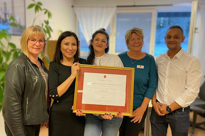 Verksamhetschef Carin Djäken, Enhetschef Elmira Kuziyeva och reflektionsledarna Helmina och Alex visar upp certifikatet tillsammans med Silviahemmets Eva Jönsson.