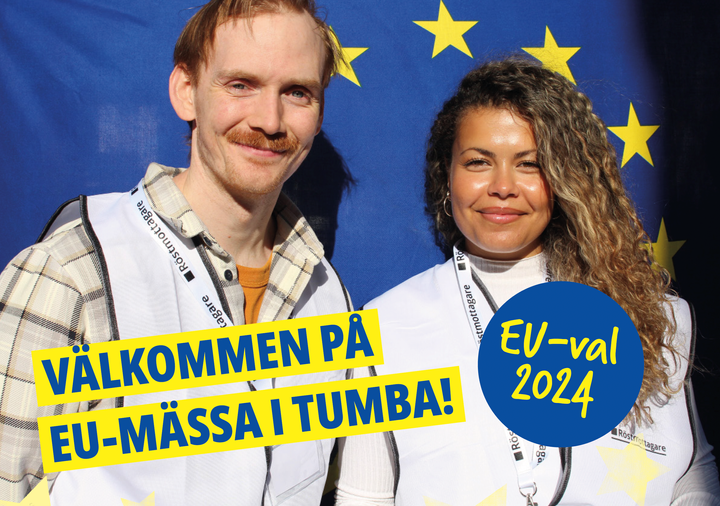 En man och en kvinna står framför en EU-flagga och ler.
