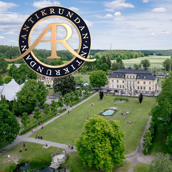 Flygbild av en herrgård omgiven av gröna träd och en gräsmatta med en fontän. "Antikrundan"-logotypen finns i övre vänstra hörnet.